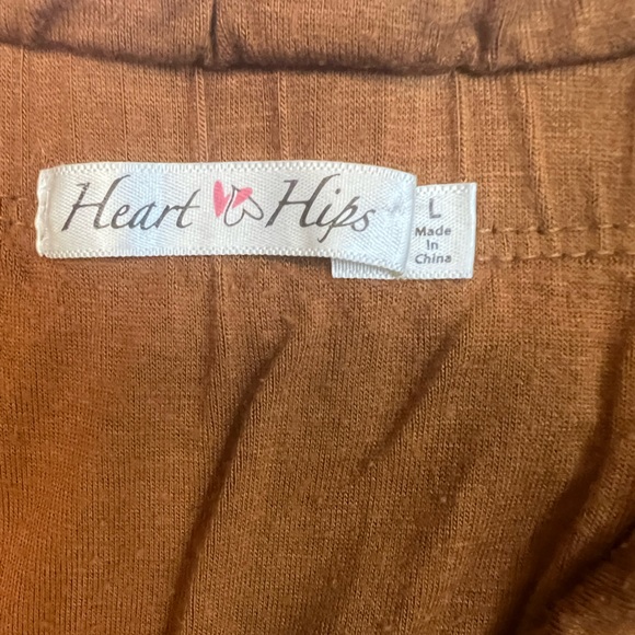 HEART & HIPS Sleeveless Romper with Pockets and Ruched Pant Legs - Nude Size L - Picture 2 of 3